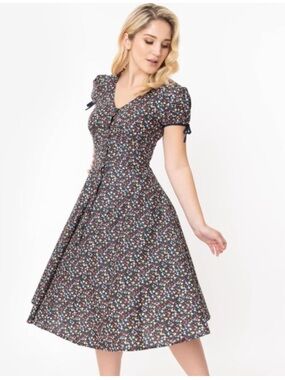 Unique Vintage Multicolor Floral Garden Print Dora Swing Dress
Size Medium
